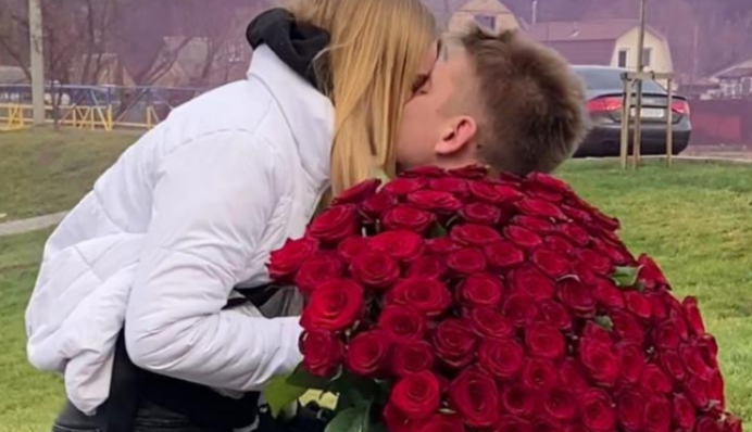 Под вой сирен: украинский спасатель приятно удивил свою возлюбленную, фото и видео