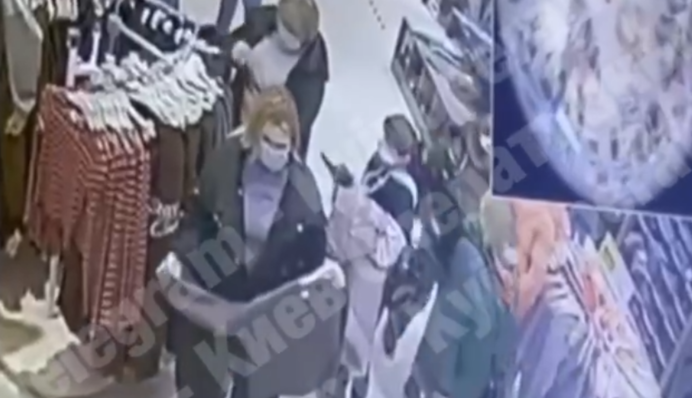 В Киеве девочку задействовали в карманной краже: видео с камеры наблюдения