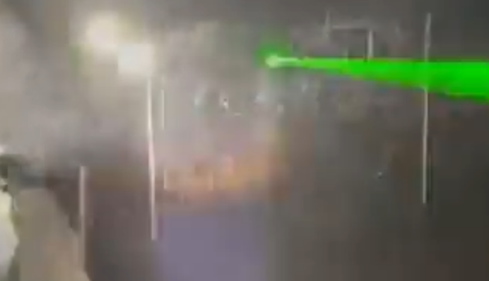 Мігранти та білоруські силовики атакували поляків - кидали каміння, труби та петарди: відео