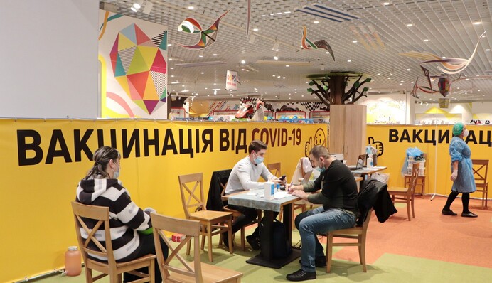 В Україні майже 12 тисяч нових випадків COVID-19 за добу: статистика на 1 грудня