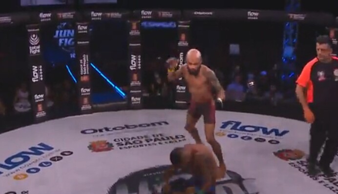 Бразильский боец уничтожил соперника за 23 секунды: видео впечатляющего нокаута