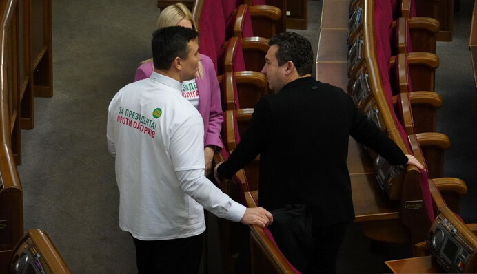 Дизайнеру - респект: з'явилася кумедна фотожаба на вбрання 