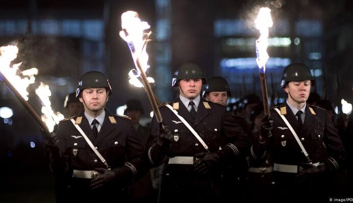 Військові почесті, смолоскипи і хіт 70-х: як Меркель проводили на пенсію, відео