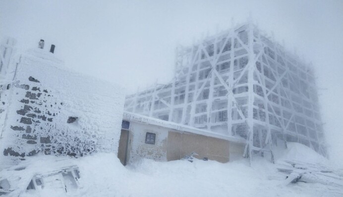​В Карпатах разгулялась непогода: сотня населенных пунктов остались без света