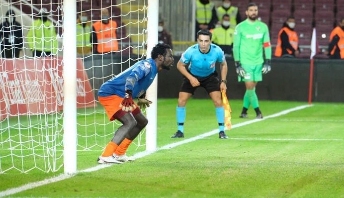 В Турции форвард дважды заменил вратарей и выиграл серию пенальти: видео