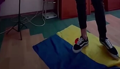 В Одесі тіктокер осквернив прапор України, співаючи на ньому реп: фото та відео