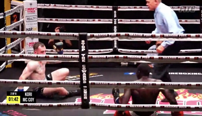 Фантастичне видовище: боксери одночасно побували у нокдауні, відео