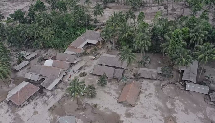 В Індонезії смертельне виверження вулкана Семеру: страшні фото та відео