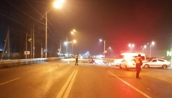 Под Киевом коп устроил смертельное ДТП с авто, в котором ехала молодежь: момент попал на видео