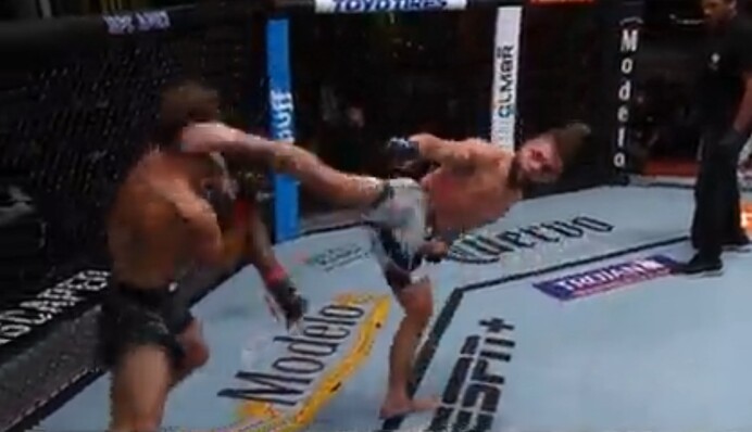 Киргизский боец нокаутировал соперника убийственным ударом: эффектное видео