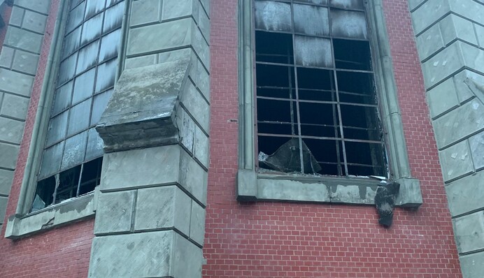 Київський Костел Святого Миколая вже 3 місяці після пожежі стоїть без вікон: фото