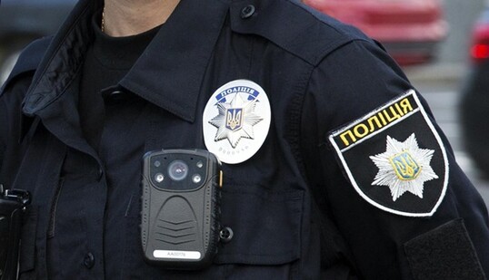 Німіли руки, відмовили ноги: в Одесі патрульні врятували дівчину