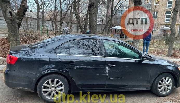 Вытаскивали через лобовое стекло: в Киеве копы задержали водителя-