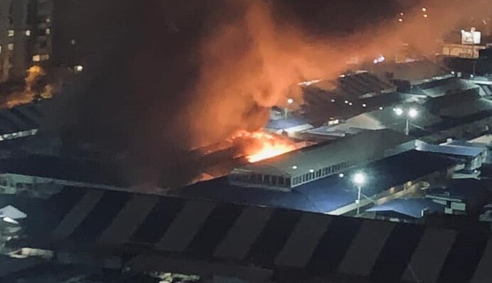 У спальному районі Києва спалахнула масштабна пожежа: фото та відео