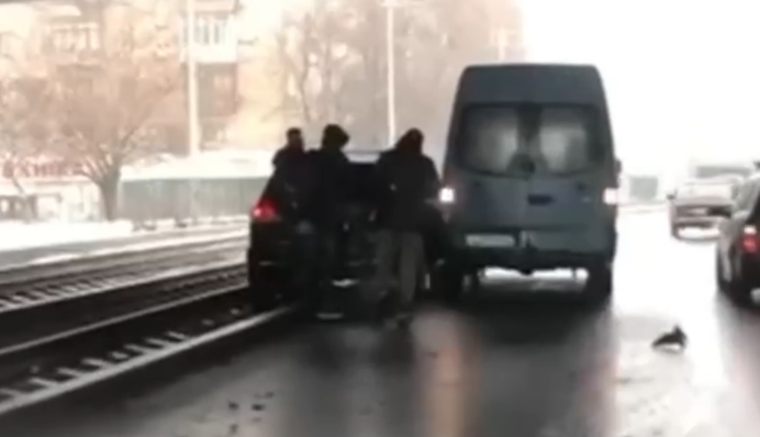 Серйозна ДТП на Відрадному у Києві зупинила рух швидкісних трамваїв: відео