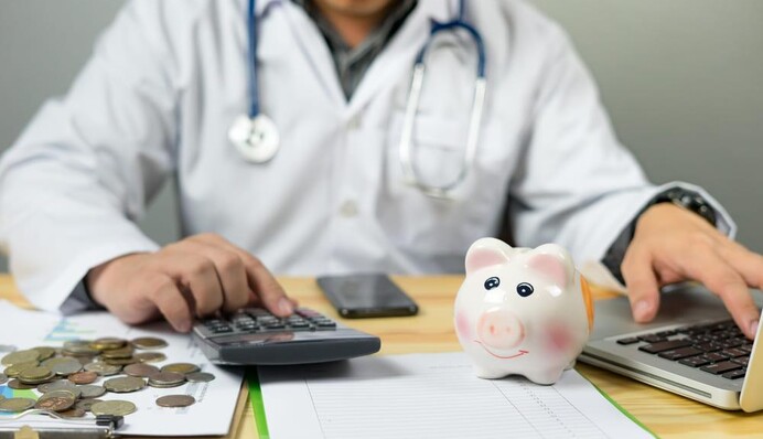 ​Гроші будуть розпорошені: економіст розповів, чи очікувати медикам обіцяні 20 тисяч зарплатні