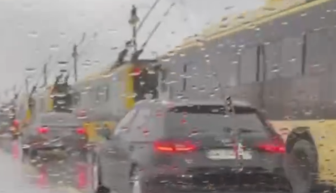 В Киеве на мосту Патона остановилось движение троллейбусов: видео и причина ЧП