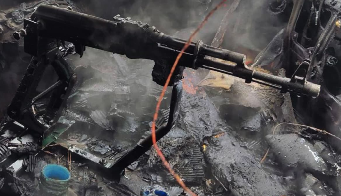 У центрі Дніпра згоріло авто – усередині знайшли незвичайну зброю: фото та відео