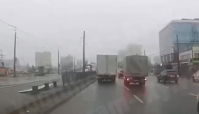 Розтяла вени і кинулася під вантажівку: у Києві дівчина вирішила звести рахунки з життям, відео