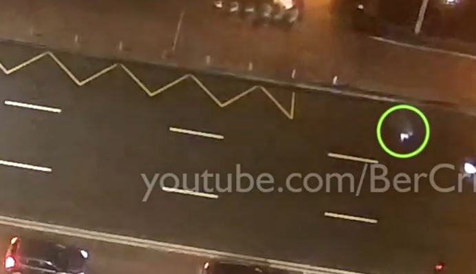 Скоротивши 10 метрів мало не скоротив собі життя: у Києві авто збило пішохода, відео