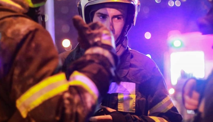 У Києві чоловік випав з вікна 7-го поверху та вижив: подробиці