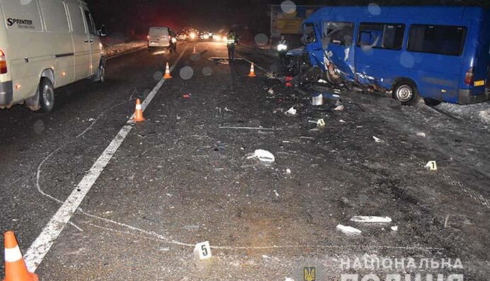 ​В Україні сталася ще одна смертельна ДТП з маршруткою: всі подробиці та фото з місця