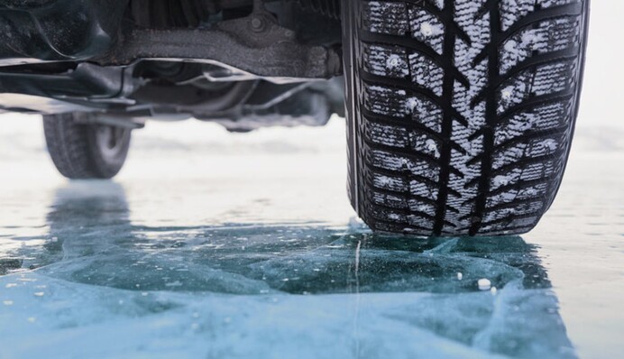 Снег выпал, а резина летняя: что делать, если не успели 