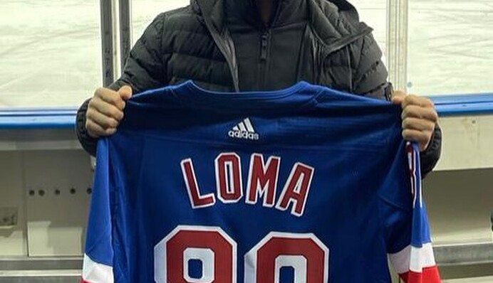 Ломаченко отримав іменний подарунок та став головною зіркою матчу НХЛ: відео