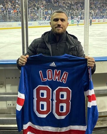 Ломаченко отримав іменний подарунок та став головною зіркою матчу НХЛ: відео