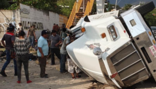 У Мексиці у страшній ДТП із вантажівкою загинули десятки людей: фото та відео