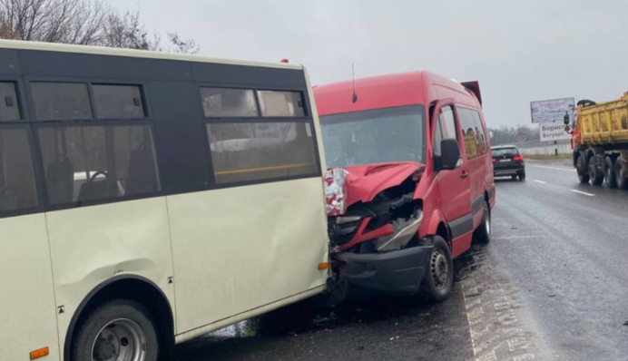 Под Киевом произошло серьезное ДТП с маршруткой: есть пострадавшие, видео