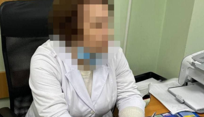 Наторгували на мільйон: у Києві поліцейський та медпрацівник продавали підроблені COVID-сертифікати, відео