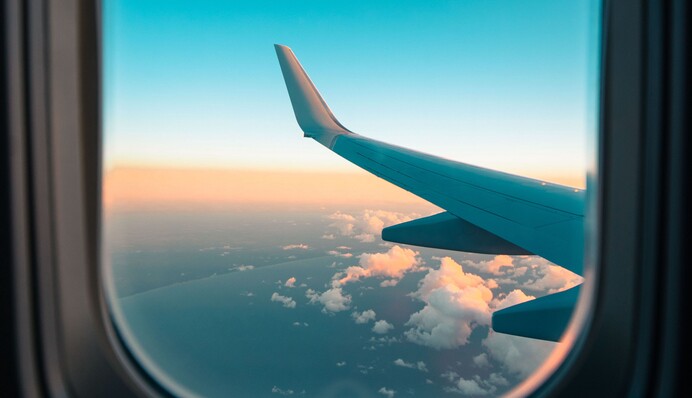 Довелося зв'язати: п'яний росіянин розбив внутрішнє скло ілюмінатора в літаку, відео