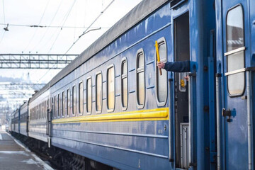 "Укрзалізниця" запускает на зимние праздники дополнительные поезда: на какие курорты можно махнуть