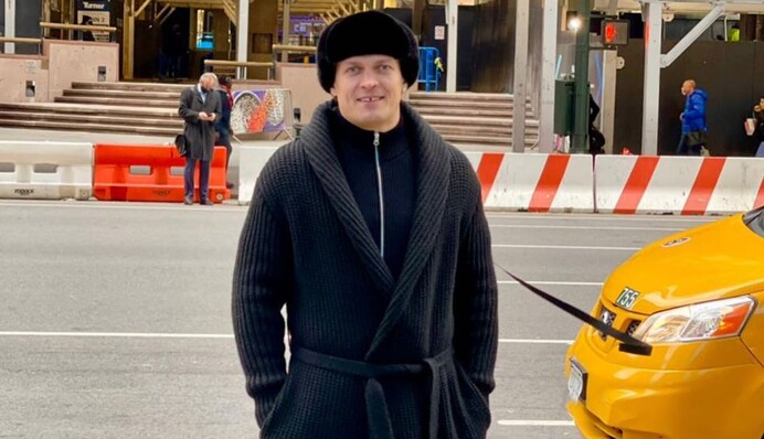 На стилі: Усик у вушанці та халаті прибув на бій Ломаченка, фото