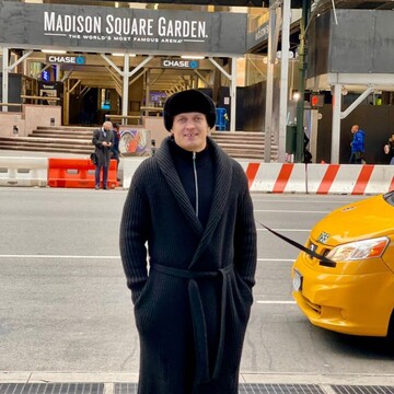 На стилі: Усик у вушанці та халаті прибув на бій Ломаченка, фото