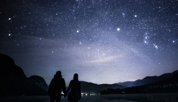 Туга, переоцінка цінностей та небезпека давати гроші у борг: астрологи розповіли про початок 2022 року