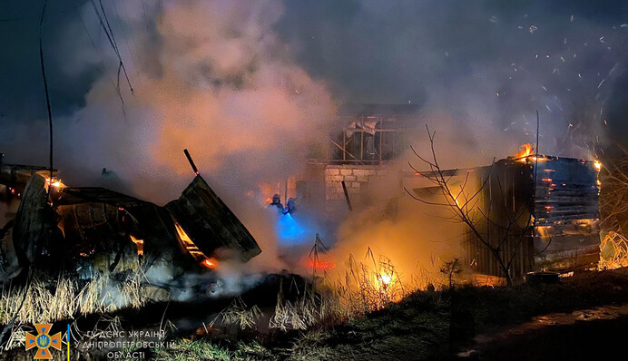 В Днепре вспыхнул пожар: пострадала женщина и сгорели два авто, фото и видео