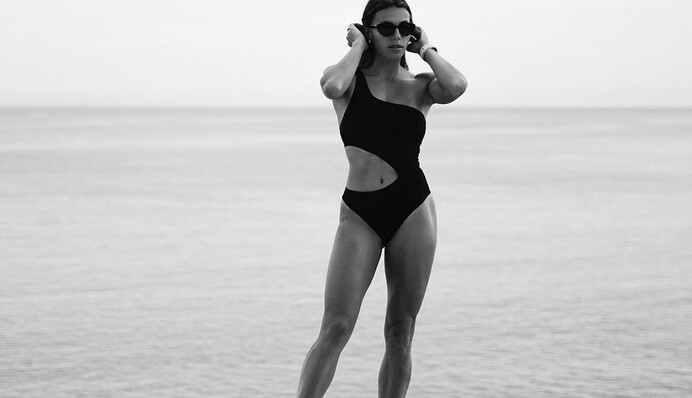 Просто божественно: звездная легкоатлетка засветила идеальную фигуру в купальнике