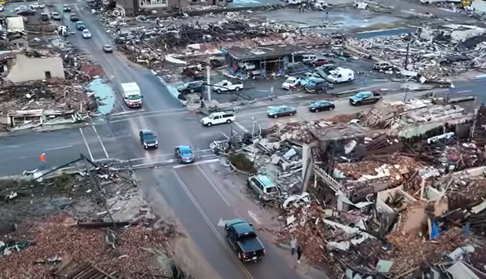 Рой торнадо убил в США более 100 человек: страшные видео последствий