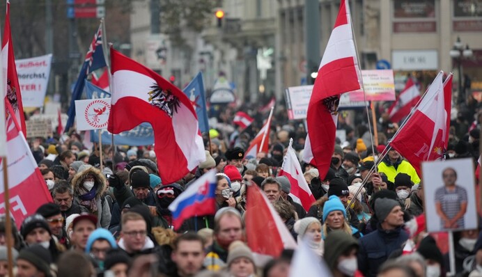 В Австрії десятки тисяч вийшли на акції протесту проти COVID-карантину: фото та відео
