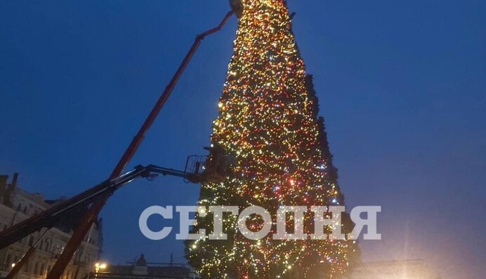 У Києві засвітилася головна новорічна ялинка країни: фото та відео