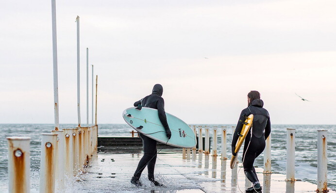 Зима - не помеха: фото развлечений серфингистов на морских волнах в Одессе