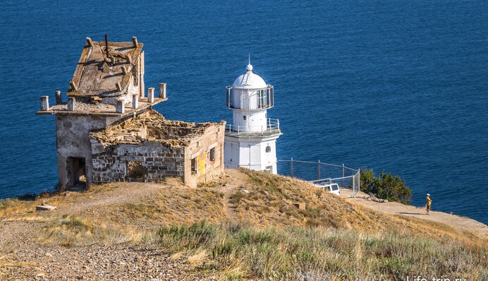 Вид на море через ґрати: кримчан розгнівала забудова окупантами мису Меганом