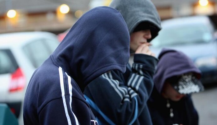 Жестоко избивают и грабят: в Киеве появилась опасная банда подростков