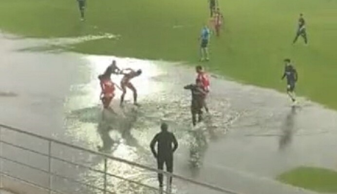 Хіба це футбол? У Туреччині провели матч у незвичайних умовах: відео