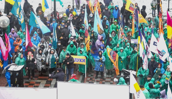 Предприниматели пришли к стенам Рады с портретом Махно: фото акции