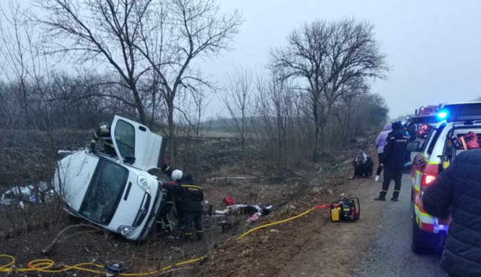 На Донбасі маршрутка з пасажирами вилетіла із траси: фото смертельного ДТП
