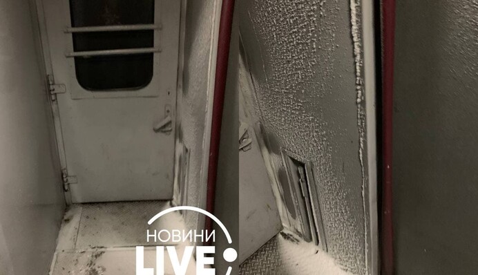 Зима прямо в вагоне: в сети показали фото и видео снегопада в поезде 