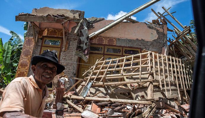 Сильное землетрясение в Индонезии: метеорологи предупреждают о цунами, местные в панике